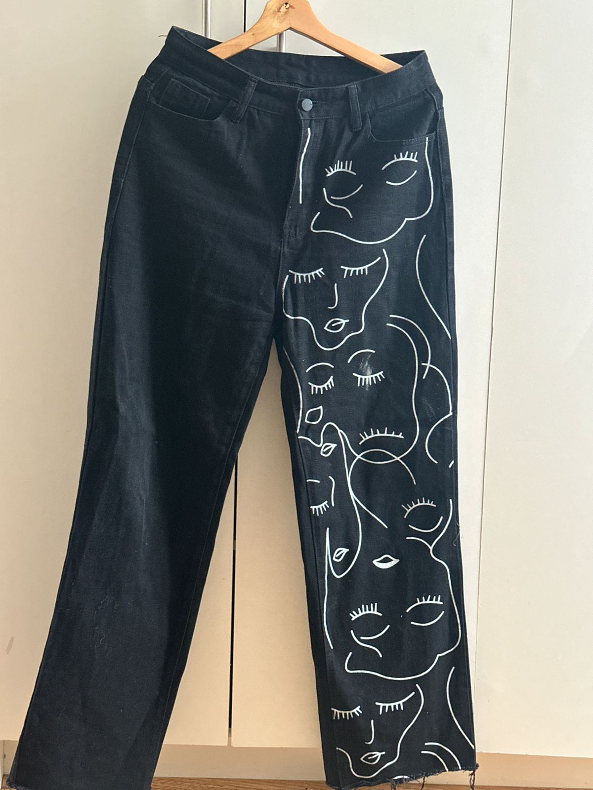 Pantalón negro figuras