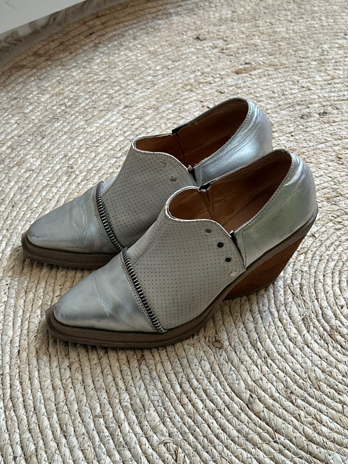 Zapatos cuero blanco con plateado