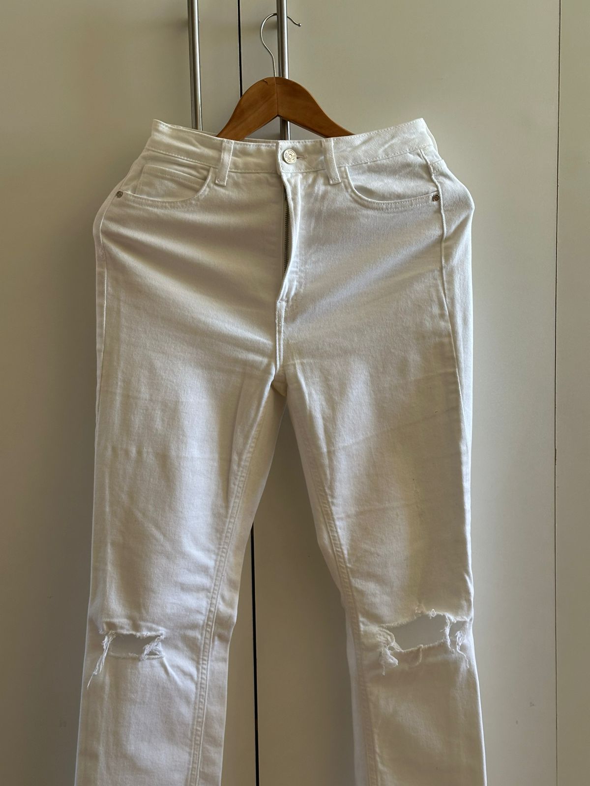Pantalón flare hoyos Zara