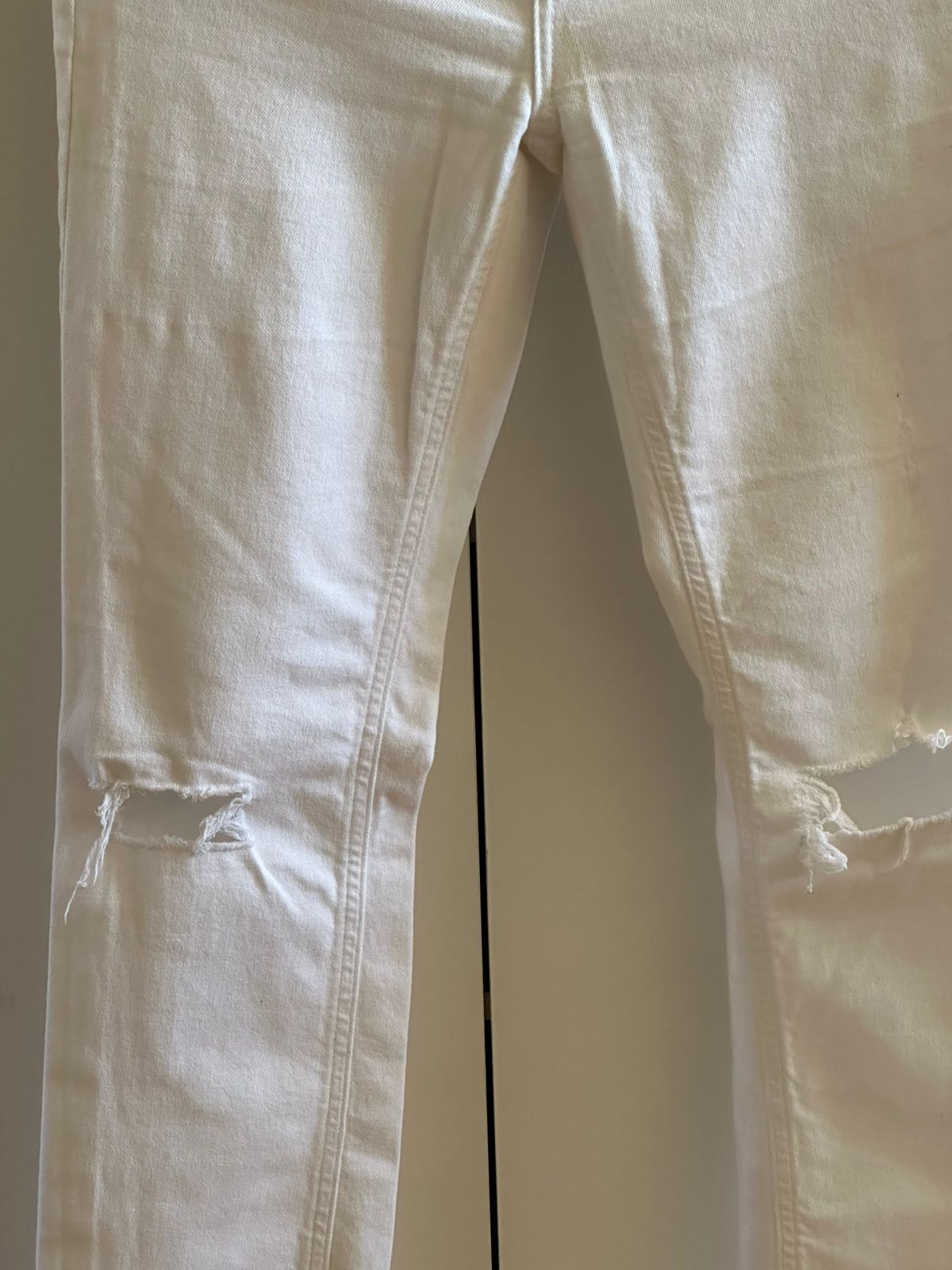 Pantalón flare hoyos Zara