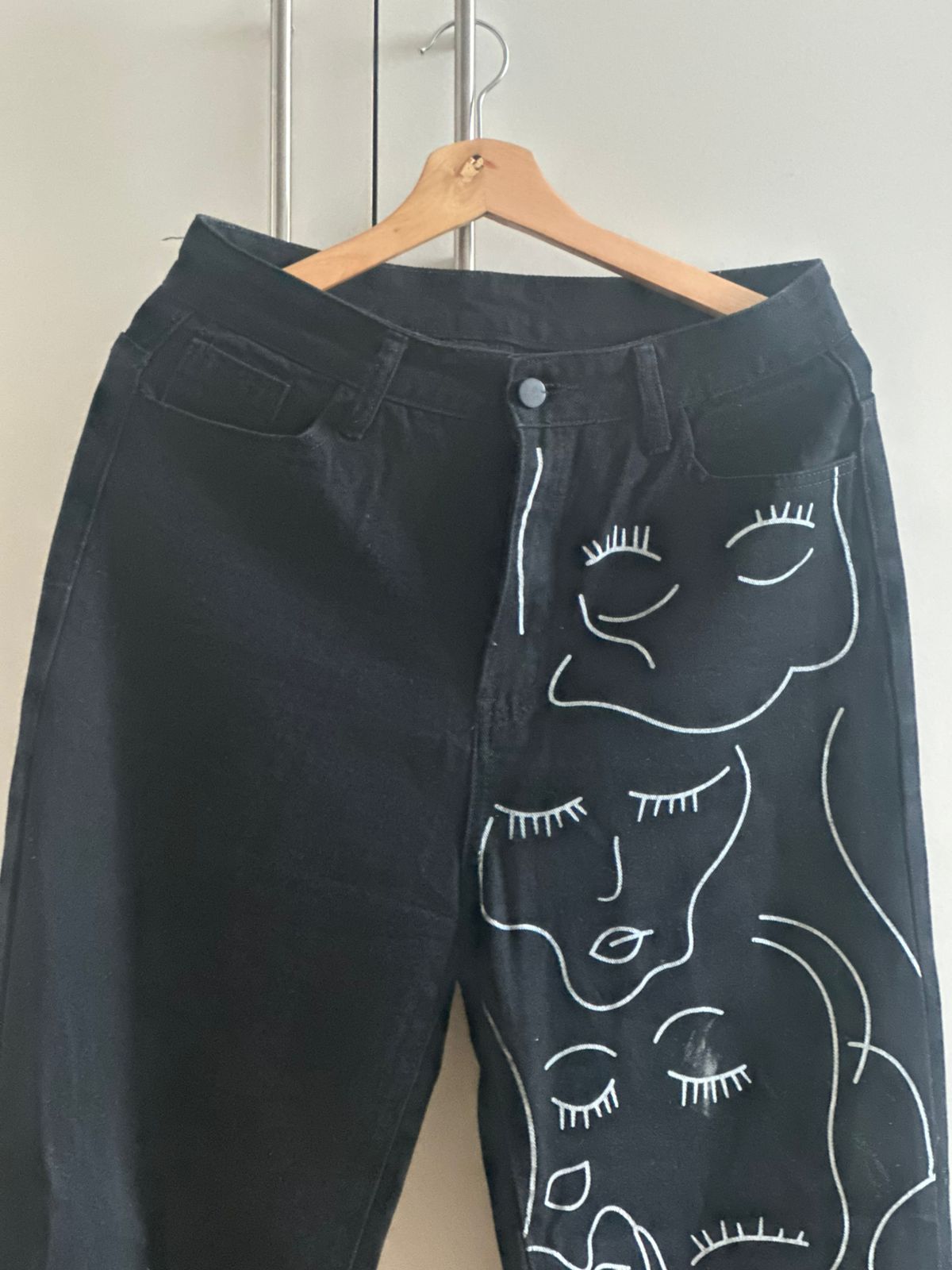 Pantalón negro figuras