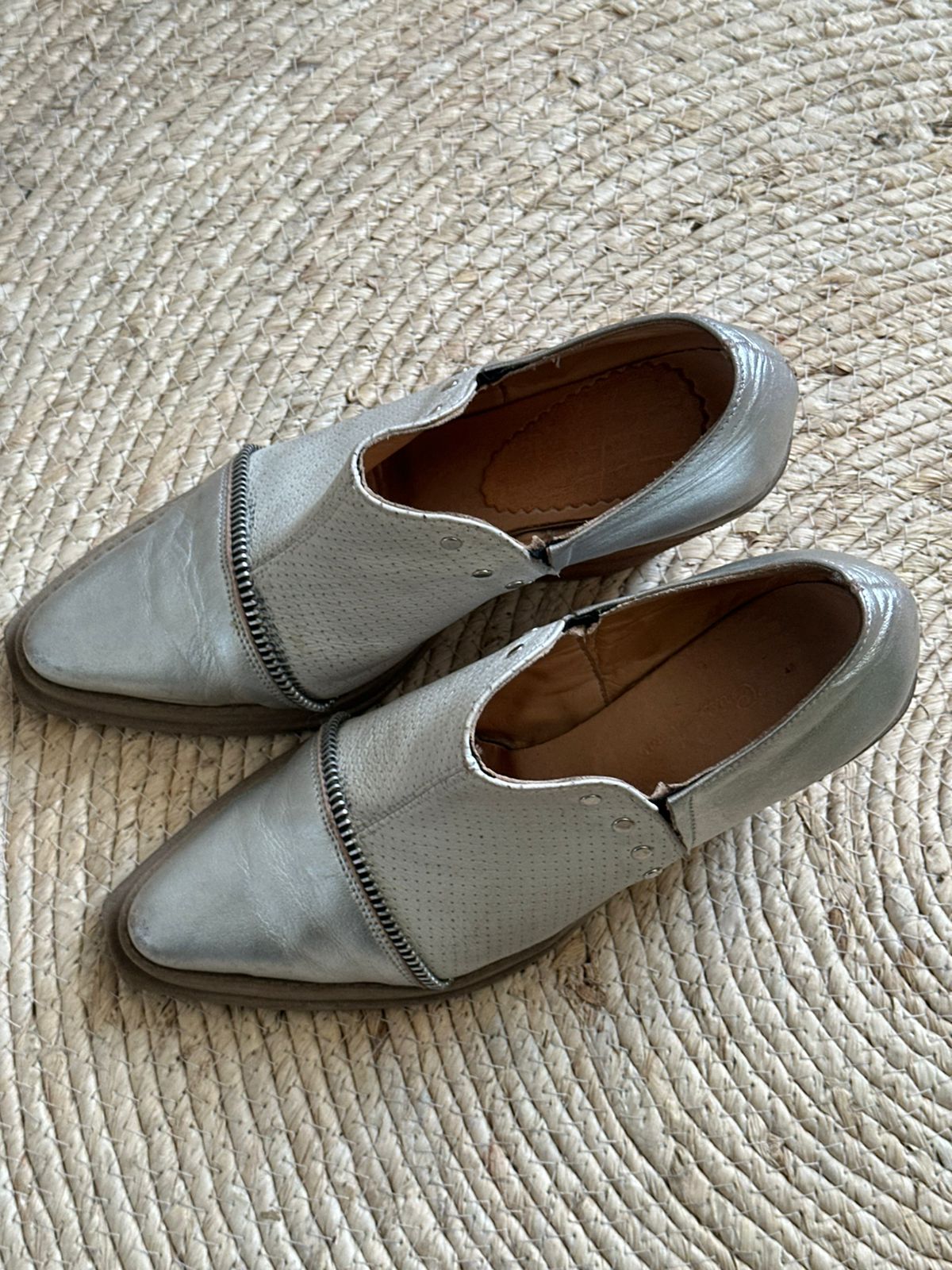 Zapatos cuero blanco con plateado