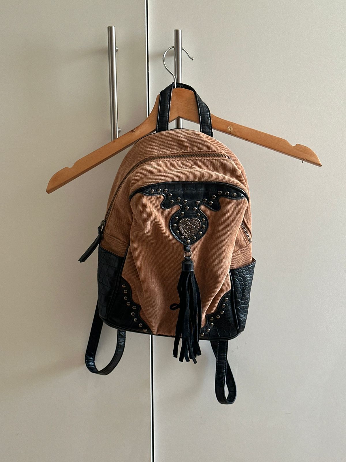 Mochila café detalles negros