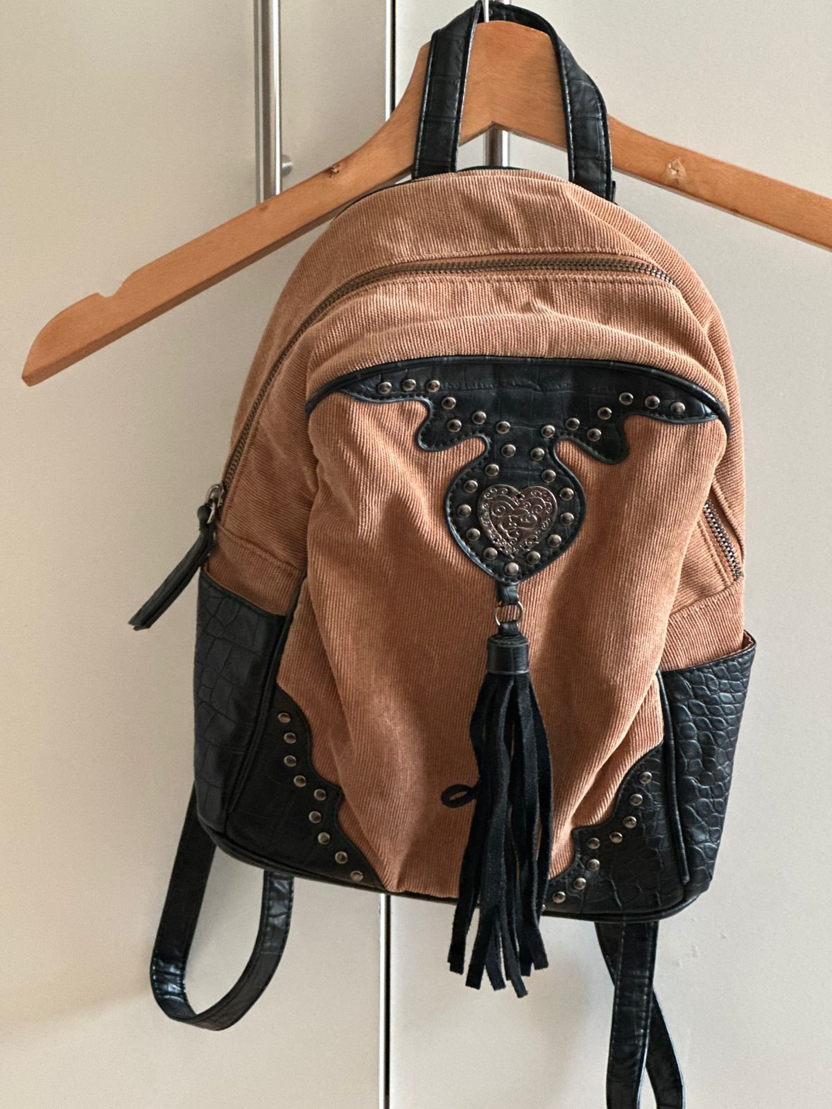 Mochila café detalles negros